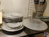 Assorted sizes of pizza pans and pizza cooling rack
