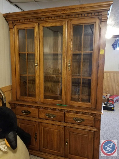 Broyhill Furniture 'Lenoir House' Lighted Hutch