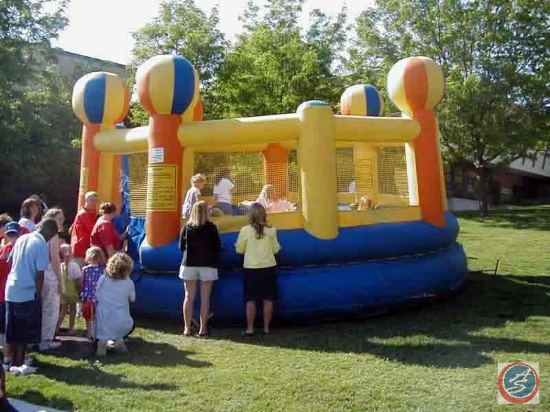 Round Bounce House (requires 2 blower fans to inflate, NOT included in this lot)