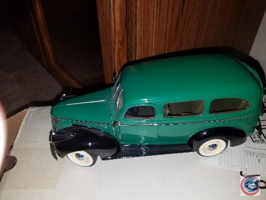 1946 green metal model Suburban and Franklin Mint canoe with fishing gear Suburban accessories