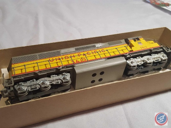HO Scale Union Pacific Powered Model Train Engine in Original Box