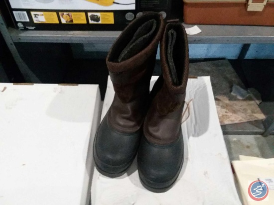 Pair of men's size 7 steel shank rubber boots