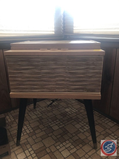 Magnavox Collard Made in England Phonograph Player "L-324" (20x18x15)