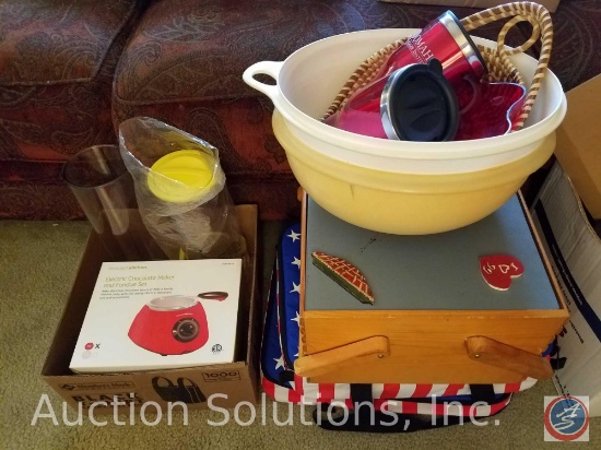 (2) American Flag Food Warmer Carriers with 3 Qt. Pyrex Casserole Dishes with Lids, Electric