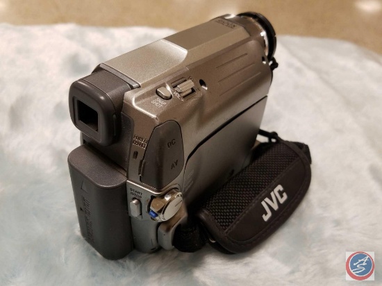 JVC Mini Camcorder 34x Optical Zoom 800x Digital Zoom Model No. GR-D77OU {{NO CHARGING CORD}}