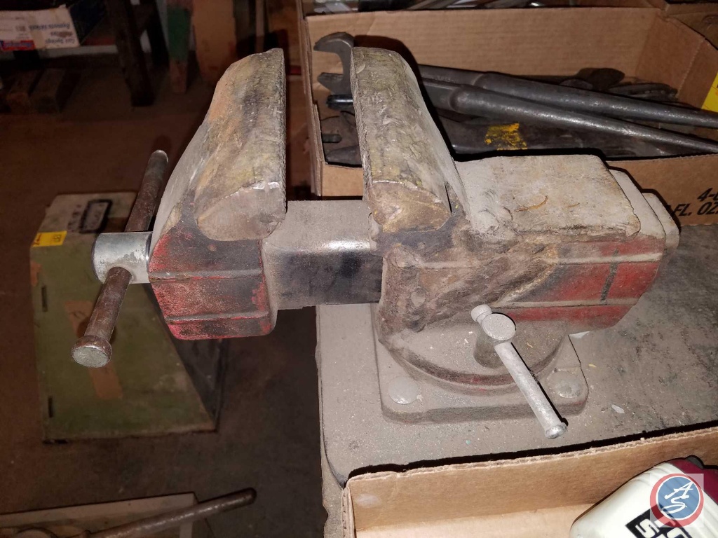 Lot Work Bench 128 X 38 X 32 With Delta Model No 23 880 8