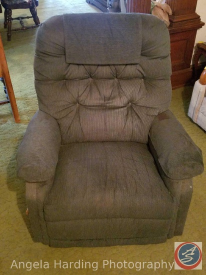 La-Z-Boy Recliner 33"x28"x38"