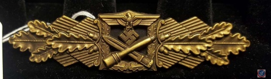 German WWII Army Heer Gold Close Combat Clasp. The front shows a German eagle with a crossed bayonet