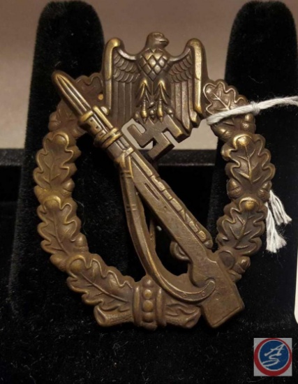 German World War II Army Bronze Infantry Assault Badge. The front shows a Mauser rifle in the center
