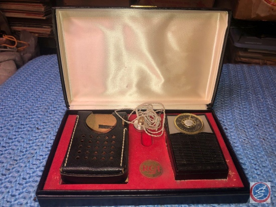 Vintage RCA Victor Transistor Radio Gift Set