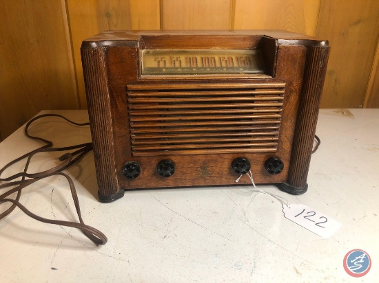 Vintage Emerson Portable Tube Radio Model No. 7BW-1792