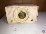 Vintage Motorola Portable Tube Radio Model No. 5H12 [[ONE KNOB MISSING]]