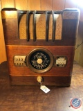 Zenith Vintage Long Distance Foreign and Standard Broadcast Tube Radio Model No. T177813 Chassis No.