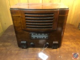 Ward Airline Vintage Portable Tube Radio Model No. O4BR-460A