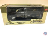Team RealTree -Outdoor Sportsman 1:18 Scale Chevy Suburban, Authentic Graphics, Steerable Wheels,