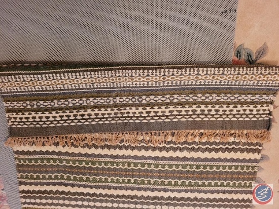 Bead pattern rug with rubber slip