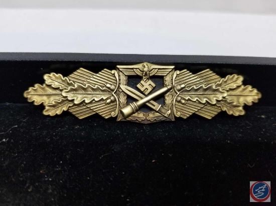 German WWII Army Gold Close Combat Clasp Eagle Clutching Swastika in Talons at top with Bayonet and