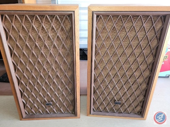 Vintage Speaker with wood grated front (Tested)