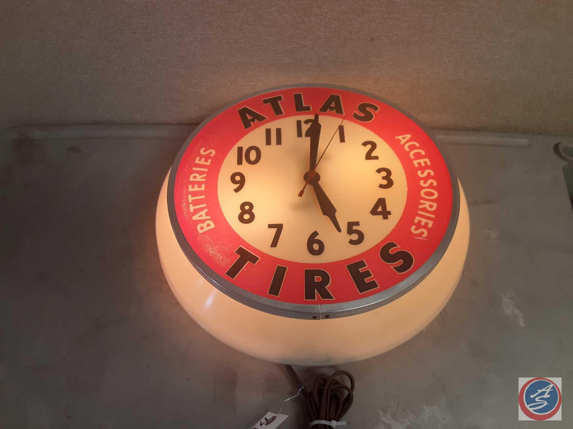Sold at Auction: Vintage Heilemans Old Style Beer Light Up Advertising Clock