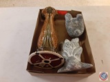 Flat with decorative...vase and 2 rabbit statues