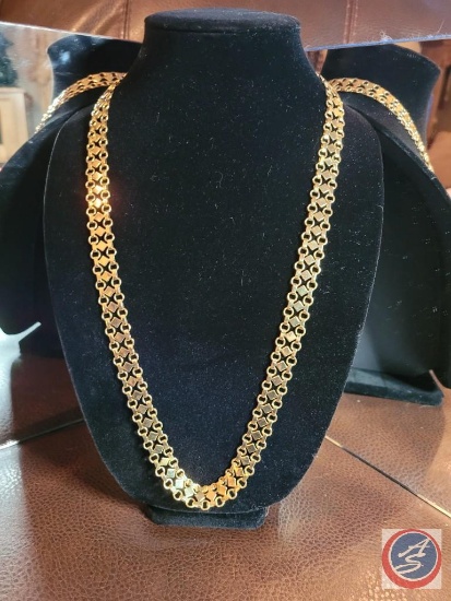 Lite weight Gold tone necklace 28"