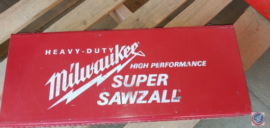 Milwaukee Heavy Duty Super Sawzall High Performance Model 552 wit steel case