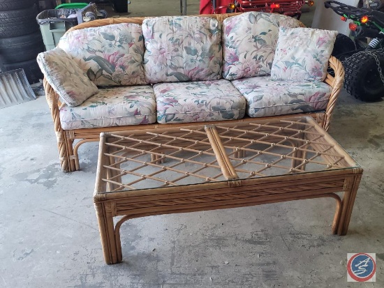 {{2X$BID}} Wicker couch and coffee table with glass top (Patio furniture) ...