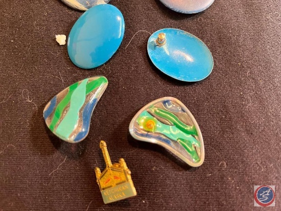 Stone etype brooches and earrings
