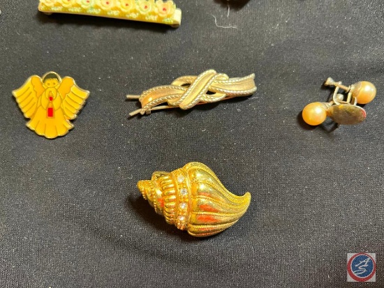 Single stud pearl earrings, assorted brooches