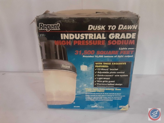 (1) new in the box Regent industrial grade high pressure sodium light fixture.