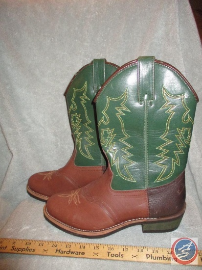 Ladies cowboy boots, (new)