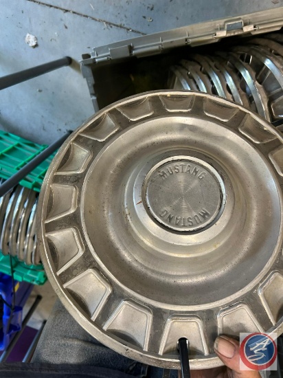 4 sets of 4 of Mustang hub caps