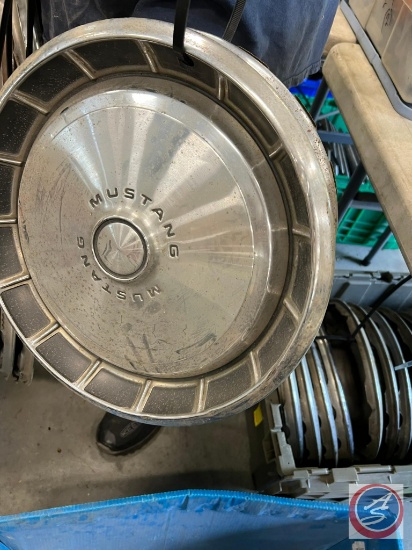 4 sets of 4 of mustangs hubs caps