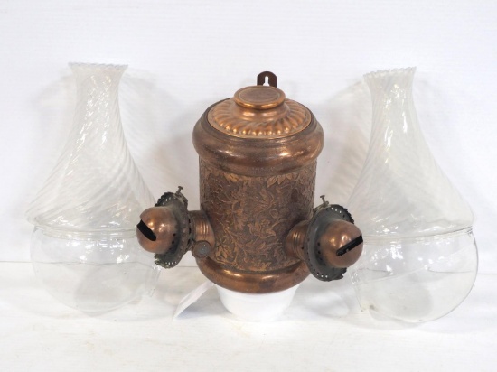 Wall-mount double angle lamp