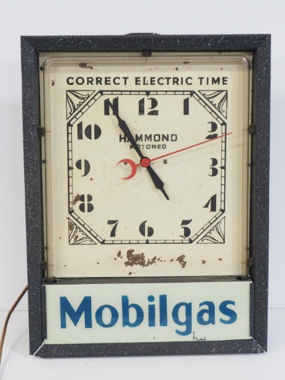 Neon Mobilgas clock