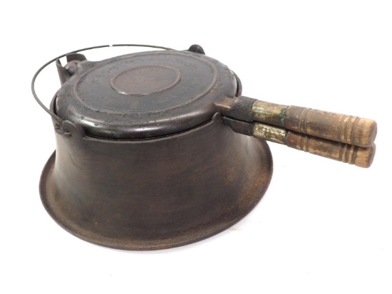 Wagner No.8 cast iron waffle iron