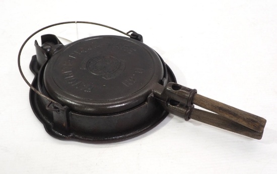 Favorite-Piqua No.8 waffle iron