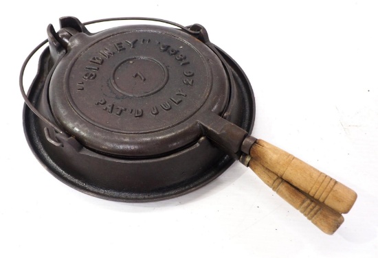 Sidney No.7 cast iron waffle iron