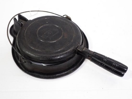 Wapak cast iron waffle iron