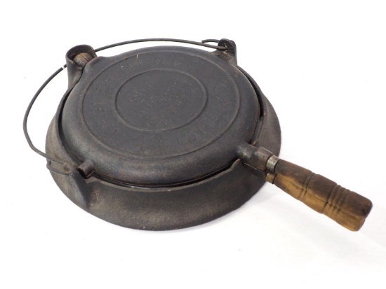 Wagner No.9 cast iron waffle iron