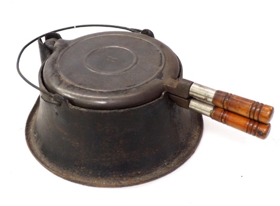 Wagner No.8 cast iron waffle iron