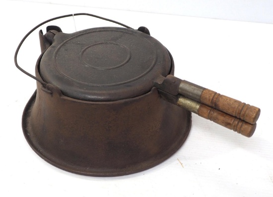 Wagner No.8 cast iron waffle iron