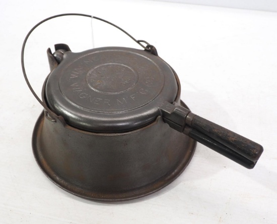 Wagner No.8 cast iron waffle iron