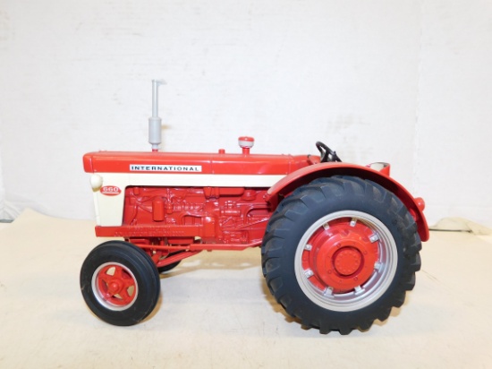 ERTL 1/16 INTERNATIONAL 660 TRACTOR COLLECTOR EDITION 2000