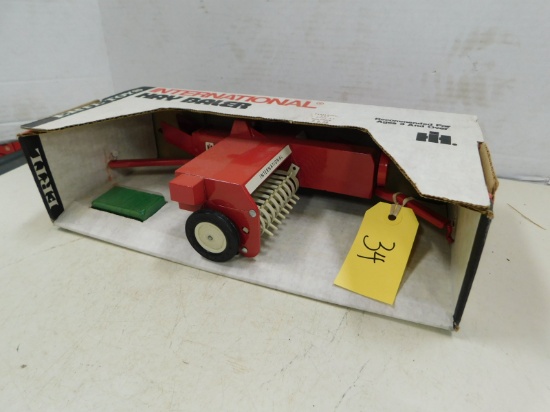 ERTL 1/16 SCALE INTERNATIONAL HAY BALER