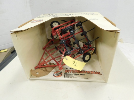 ERTL 1/16 SCALE INTERNATIONAL TILLAGE PLOW