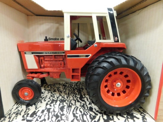 ERTL 1/16 SCALE INTERNATIONAL 1586 TRACTOR WITH CAB