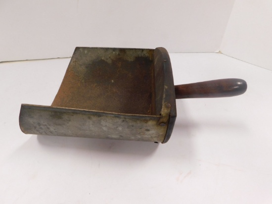 VINTAGE METAL SCOOP WITH WOOD HANDLE