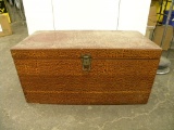 VINTAGE WOODEN TRUNK WITH TRAY