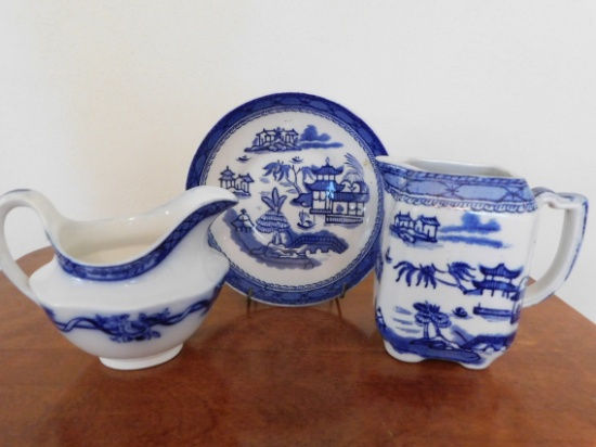 (2) FLOW BLUE CREAMERS & SMALL BOWL